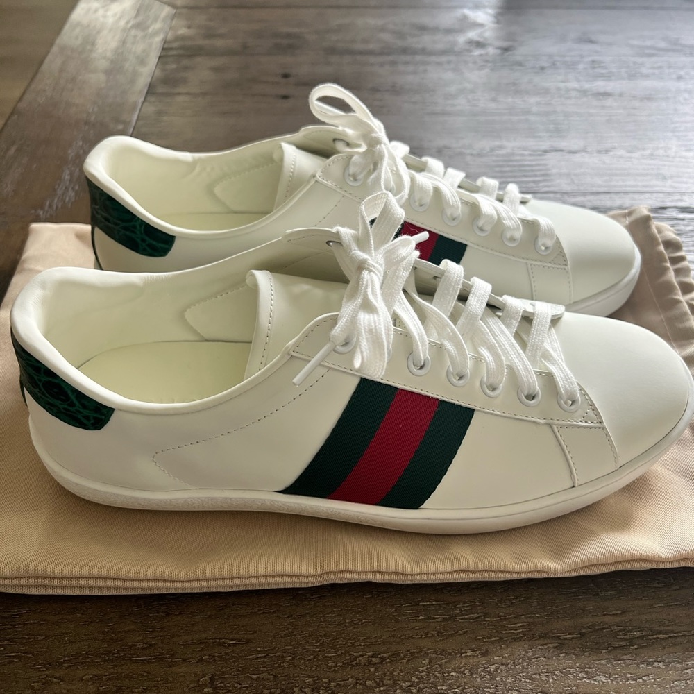 New size 43 designer style sneakers Green and Red Stripe
